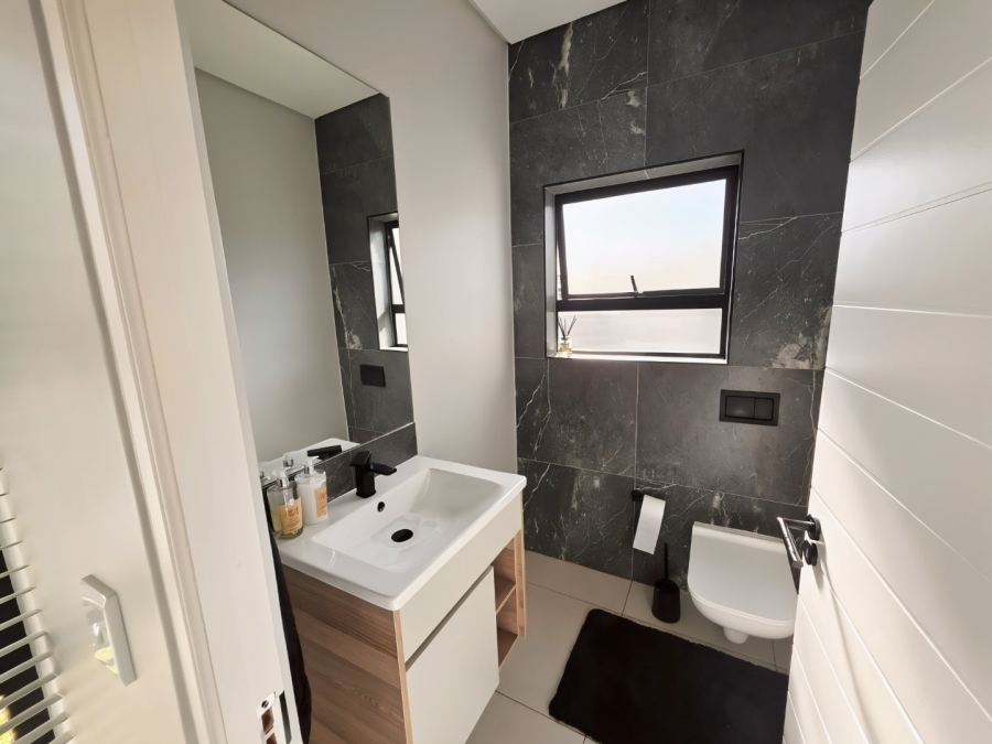 To Let 4 Bedroom Property for Rent in Sandown Western Cape